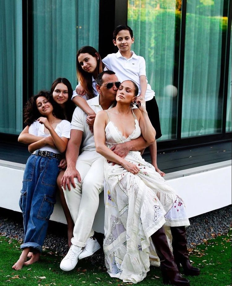 All family members can be seen in this picture of Jennifer Lopez