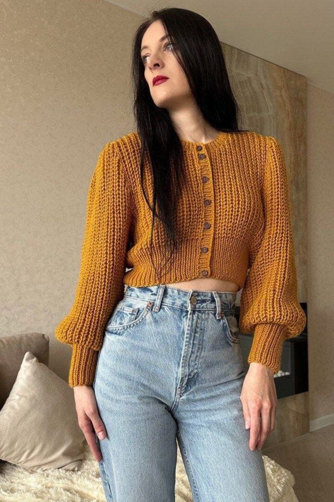 Bulk knitted cardigan with high waisted jeans
