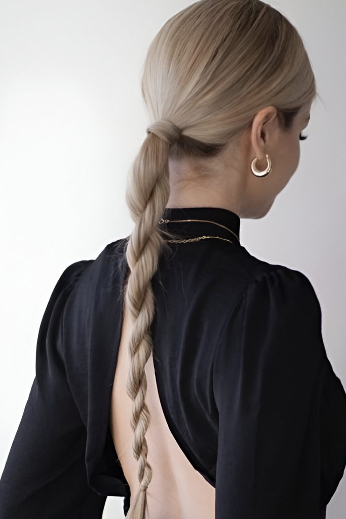 The low ponytail with a twist