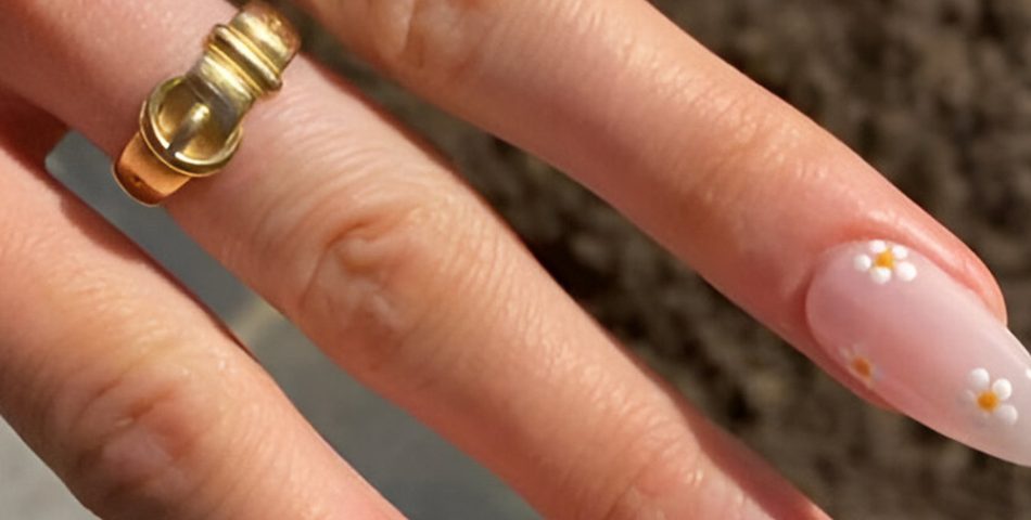 Delicate Daisy Nail Art for a Fresh and Feminine Touch