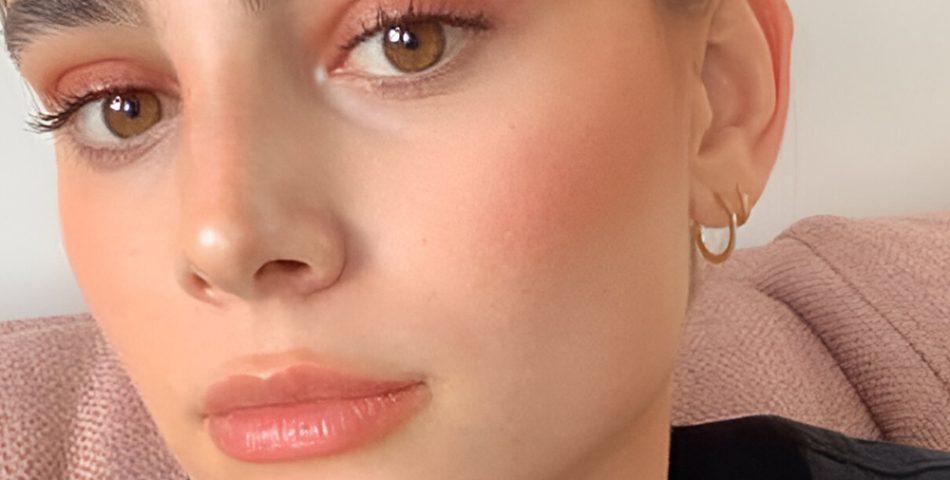 Monochromatic Makeup That Moves with You