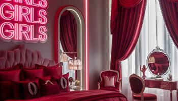 Glittering Vintage Chandelier Abundant in Romance