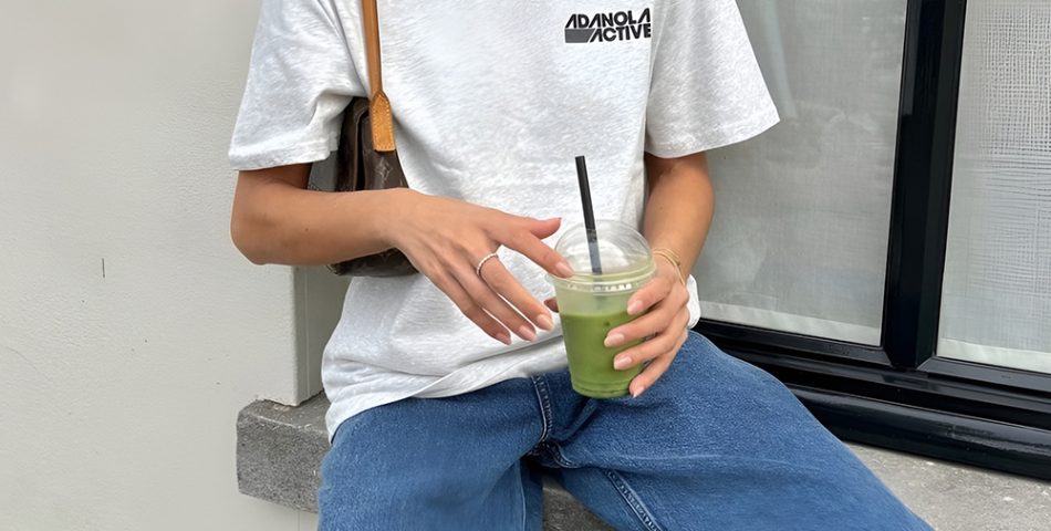 A Minimalist Look with Neutral Tees and Baggy Jeans