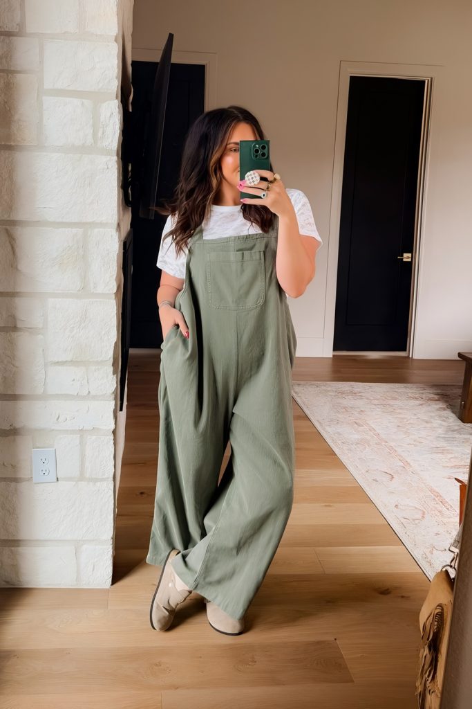 Loose Overalls Poured with Minimal Accessories