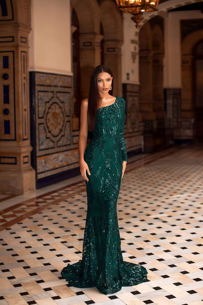 Luxe Emerald Green Dresses with Seasonal Charm