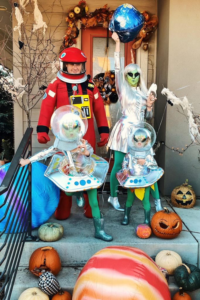 Space Pirates Smuggling the Baby Alien Treasure