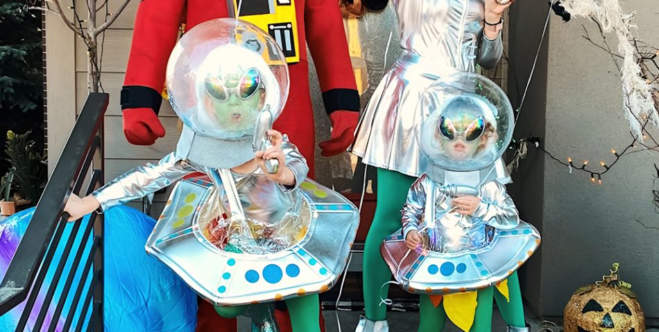 Space Pirates Smuggling the Baby Alien Treasure