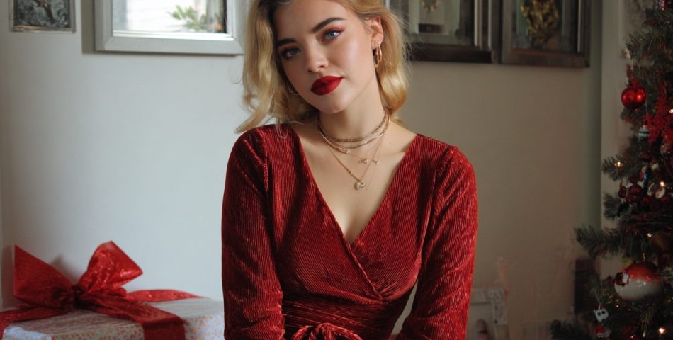 12 Red Christmas Aesthetic Outfit & Décor Ideas to Try