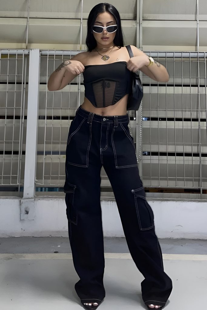 All Black Sets Enriched by Chains and Stacked Accessories