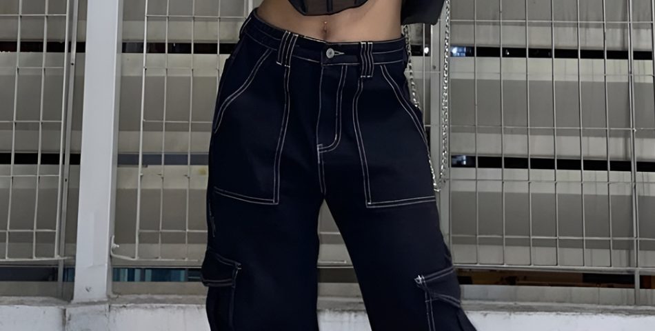 All Black Sets Enriched by Chains and Stacked Accessories
