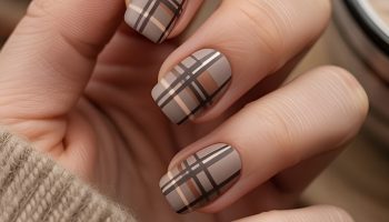 Plaid Nail Art Inspired by Cozy Thanksgiving Outfits