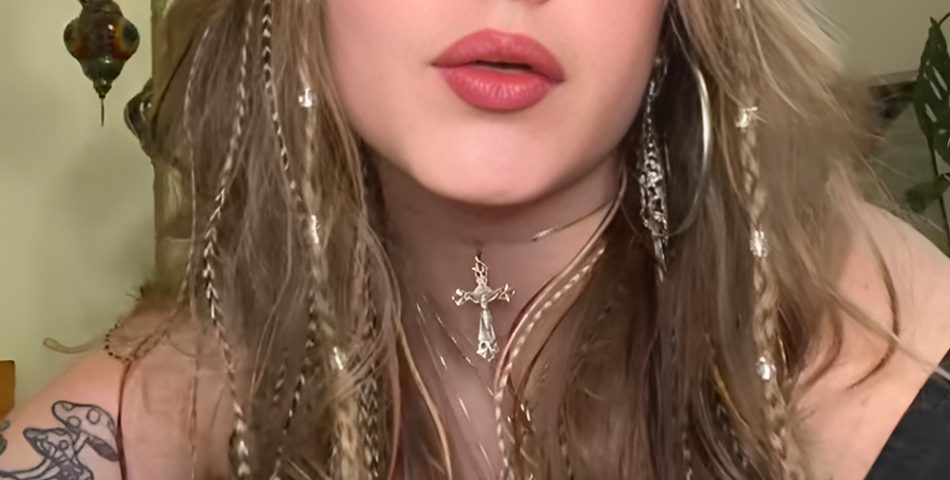 Side Parted Curls That Are So Retro Glam