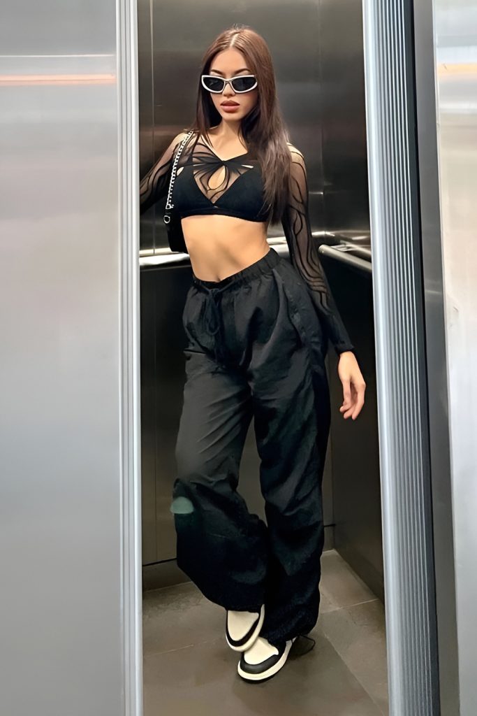 Wide Leg Pants Combined with Cropped Hoodies