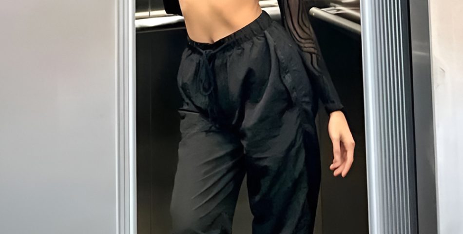 Wide Leg Pants Combined with Cropped Hoodies