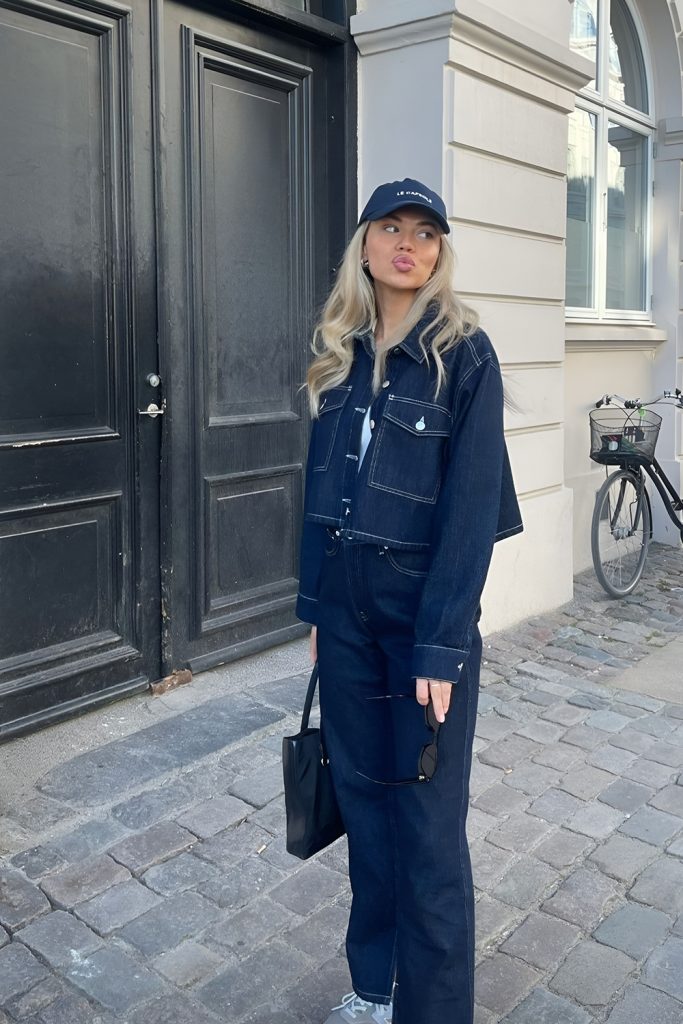 Go Minimalist in a Monochrome Look with Loose Denim