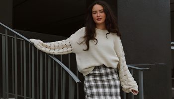Make a playful look with an oversized sweater and a mini skirt