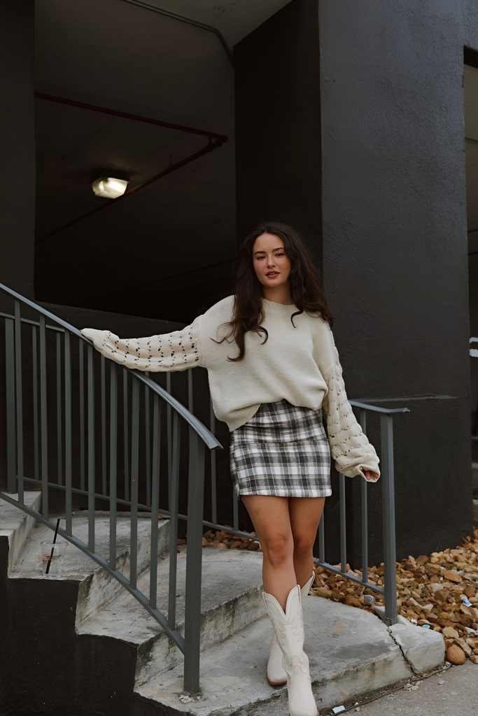 Make a playful look with an oversized sweater and a mini skirt