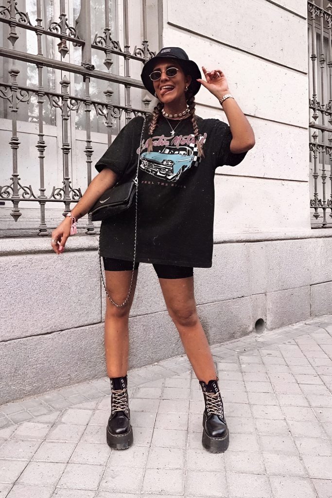 Oversized T Shirt with Biker Shorts for Sporty Minimalism