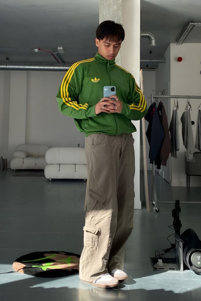 Retro vibber with a track jacket and pants with wide legs