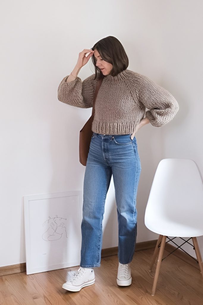 Relaxed Straight Jeans and a Cropped Sweatshirt