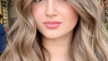 Champagne Blonde with a Delicate, Effervescent Glow