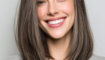 Sleek Collarbone Lob With a Center Part