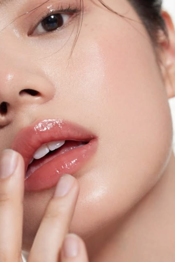 Glossy Lips That Complete the Effortless Aesthetic