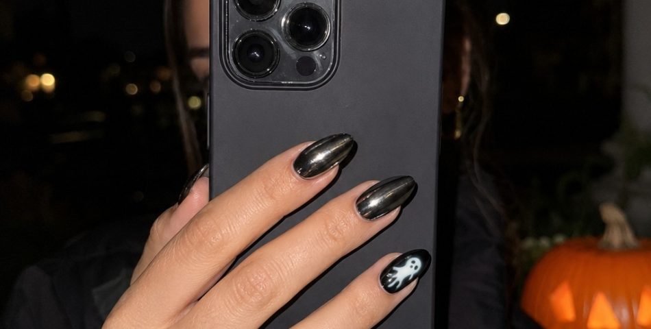 Halloween nails 2026, dark chrome nails with ghost accent design