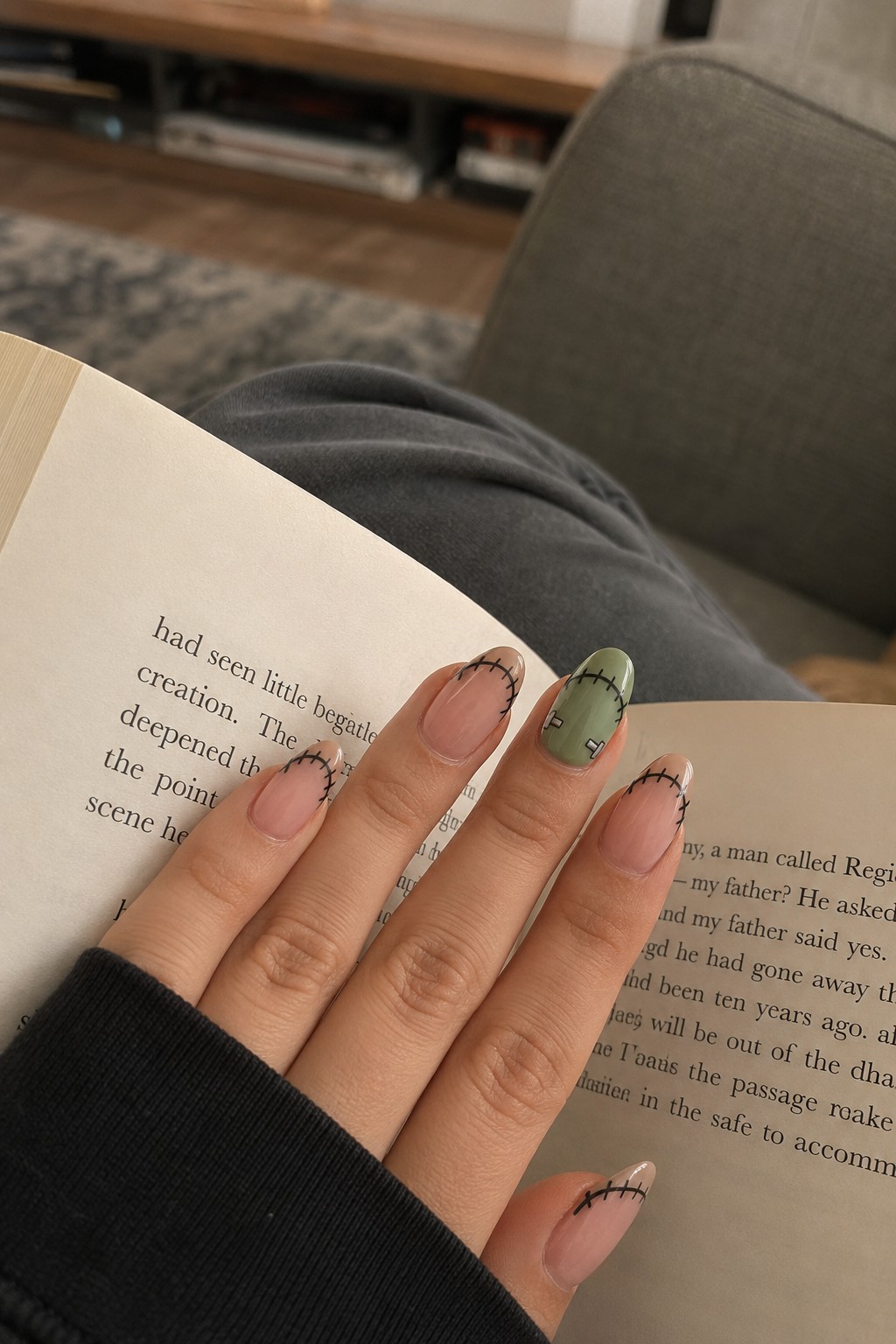 Minimal horror accent nail Halloween 2026