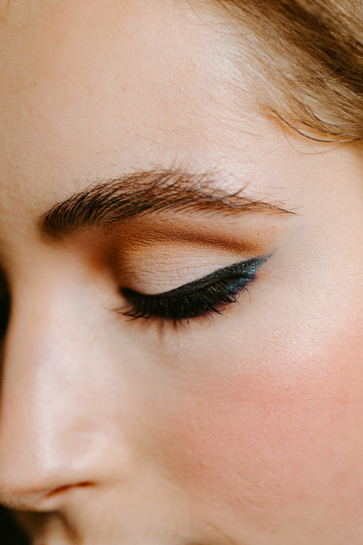 Woman with a soft red lip and defined black mascara